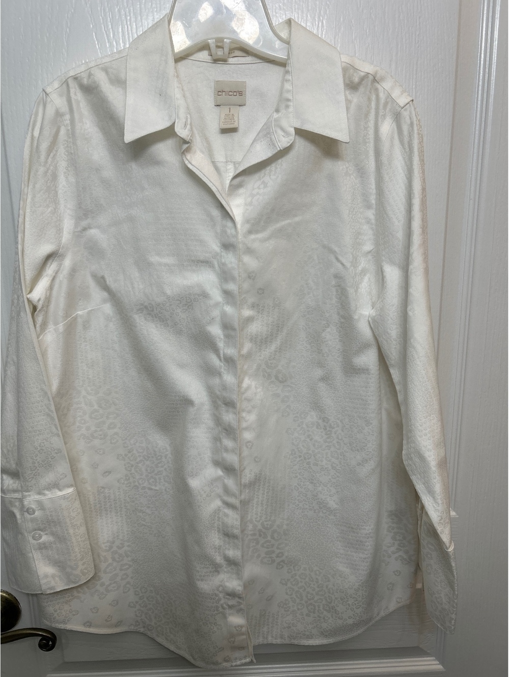 Chico's Women's Long Sleeve Button-Up Shirt Size 1 Ivory with Subtle Animal and